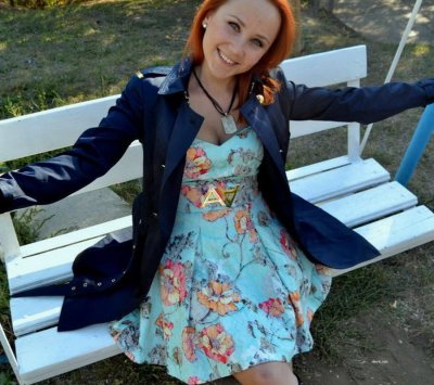 Пышногрудая рыжая красотка демонстрирует свои прелести