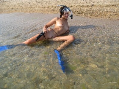 Сладкий отпуск опытной натуристки: интимные моменты на пляже