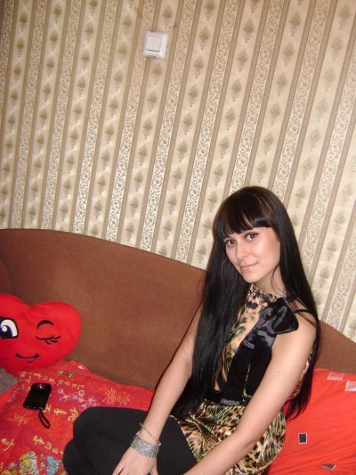 Развратная дамочка снимает одежду перед вебкамерой