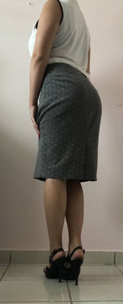 Симпатичная сотрудница раздевается перед камерой