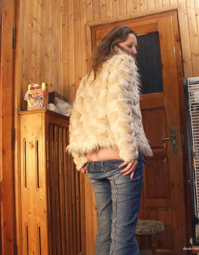 Девушка стесняется, но всё же решается полностью раздеться!