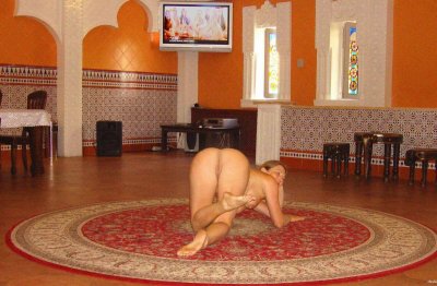 Две опытные обнаженные дамы наслаждаются друг другом в страсти