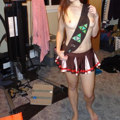 Домашняя красотка демонстрирует свою интимную зону перед камерой