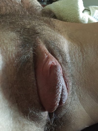 Жгучая брюнетка с пышными губками - новый хит порно-сайта!