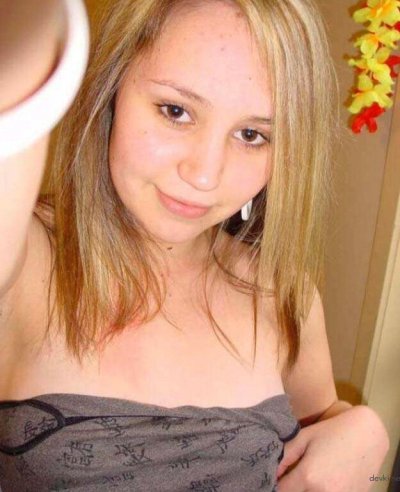 Молоденькая красотка позирует без одежды на камеру