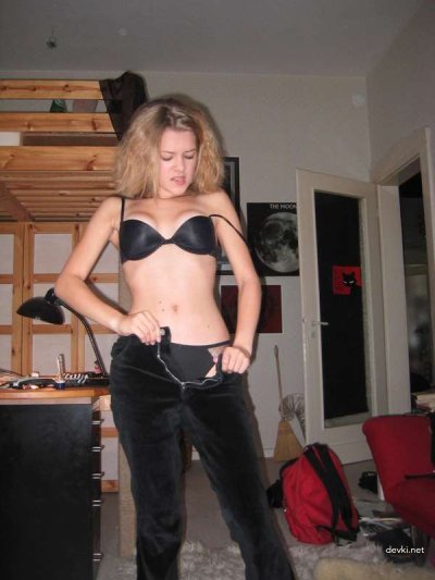 Шикарная блондинка демонстрирует свои прелести!