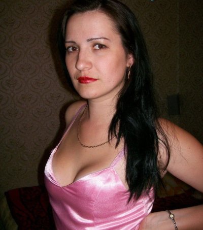 Опытная красотка в чулочках зажигает желания