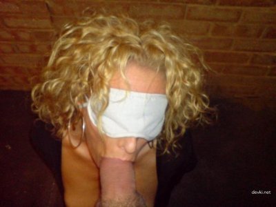 Дама облизывает пульсирующий стержень