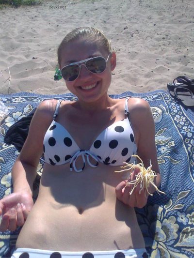 Молодая красотка разделась и позировала обнаженной на фотосессии