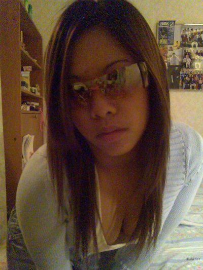 Развратная азиатская красотка с пальчиком в заднице