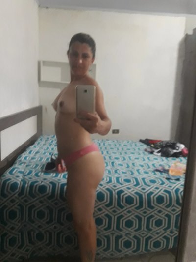 Горячая испанка демонстрирует свои прелести