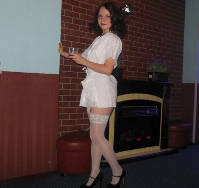 Шикарная красотка с бокалом вина демонстрирует свои прелести