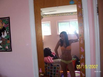 Сексуальная шатенка полностью раздета