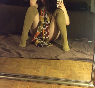 Мужчина пригласил свою супругу делать снимки обнаженной фигуры