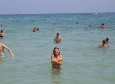 Развратные девчонки без трусиков отдыхают в купальниках