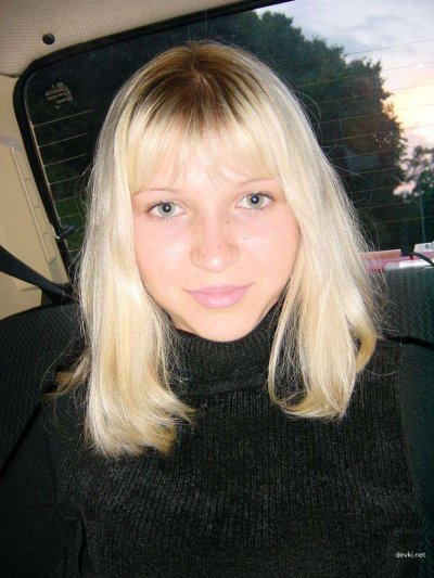 Шлюшка раздевается до гола на улице и возбуждает всех