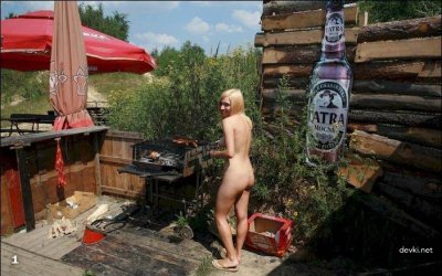 Развратные дамы без трусиков на загородных участках