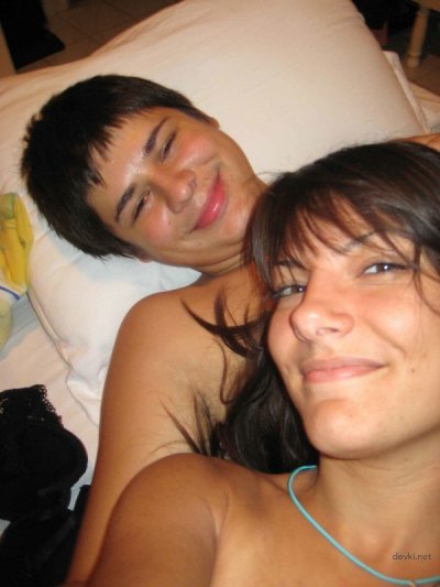 Шмара с гладко выбритой киской удовлетворяет парня