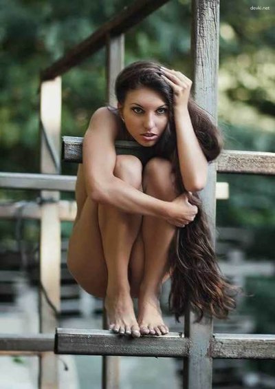 Темная красавица страстно показывает себя на различных снимках