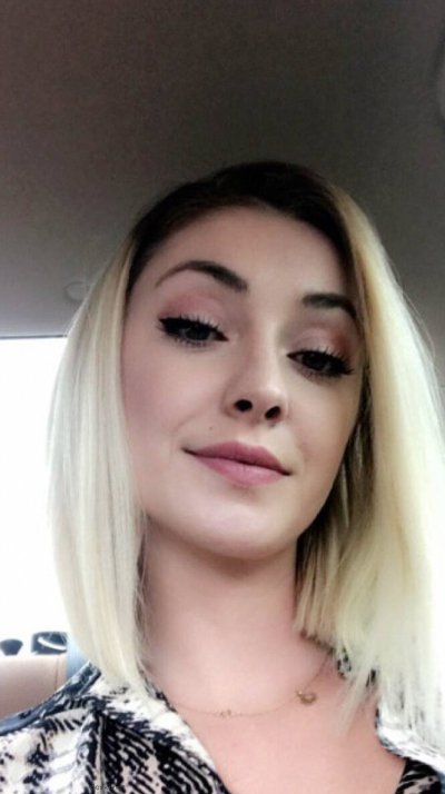 Красотка снимает себя в отражении