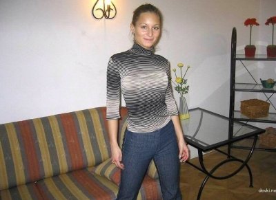 Развратно позирует обнаженной на диване, зажигает