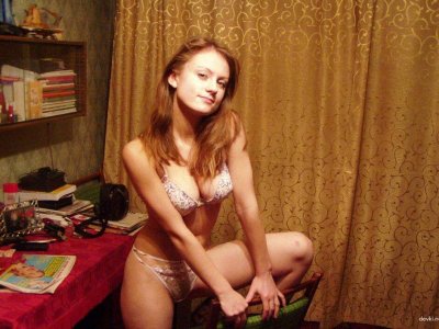 Сексапильная домашняя красотка делает минет