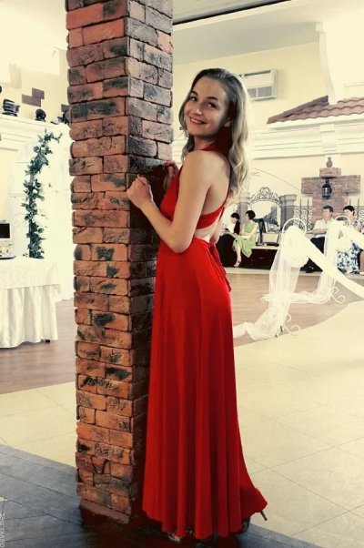 Горячая красотка позирует перед камерой и делает откровенные фото