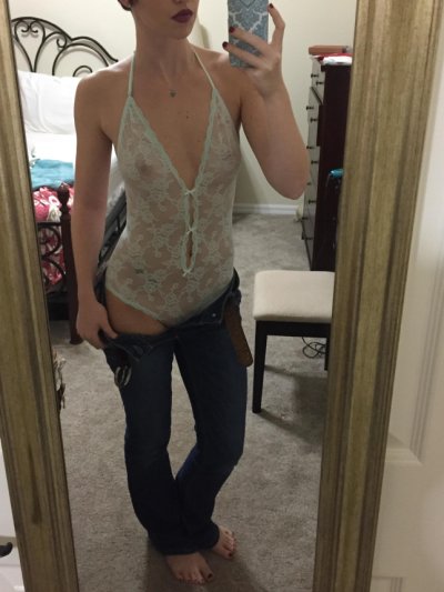 Фотосессия перед зеркалом: оголенная красотка позирует для объектива