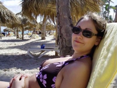 Отсасывает член своему мужику на каникулах