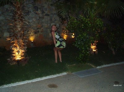 Стройная красотка после отдыха делает минет