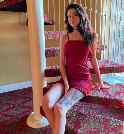 Красотка покрывается кончой в новом видео