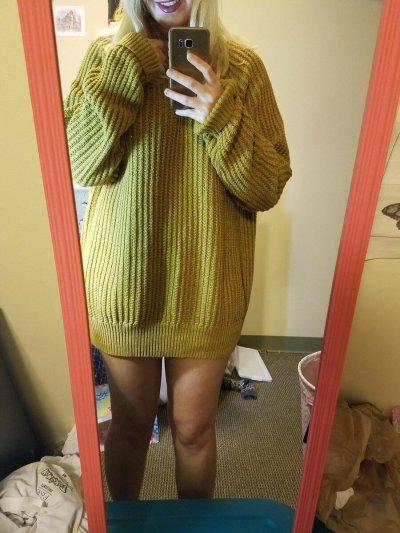 Фотографирует свое обнаженное отражение и в ванной - горячие снимки!