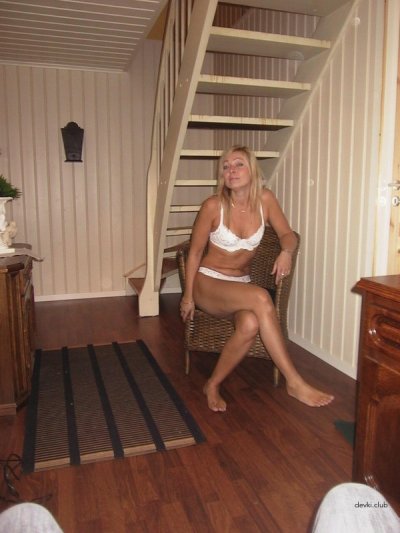 Опытная дама раздевается до гола