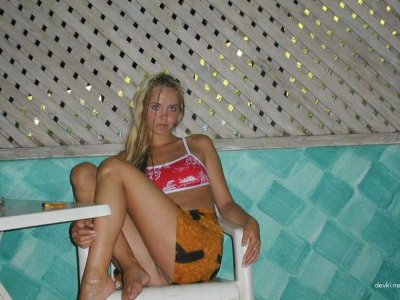 Нежная красавица флиртует и позирует в уютной обстановке дома