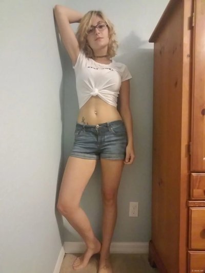 Сексуальная милашка обожает фотографировать себя голой, демонстрируя свои прелести