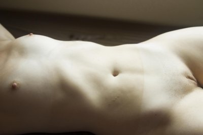 Сексуальная рыжая красотка с нежным бюстом демонстрирует голое тело перед супругом