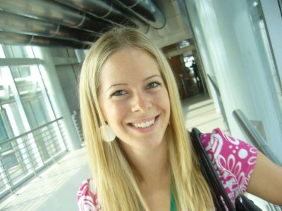 Развратная блондинка раскрывает ножки демонстрируя интимные места