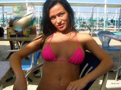 Соблазнительные снимки обнаженной темноволосой дамы