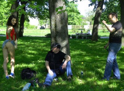 Обнаженная девушка с милой фигуркой и небольшими формами