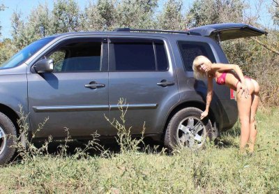 Нежная эротика очаровательной блондинки на природе для взрослых