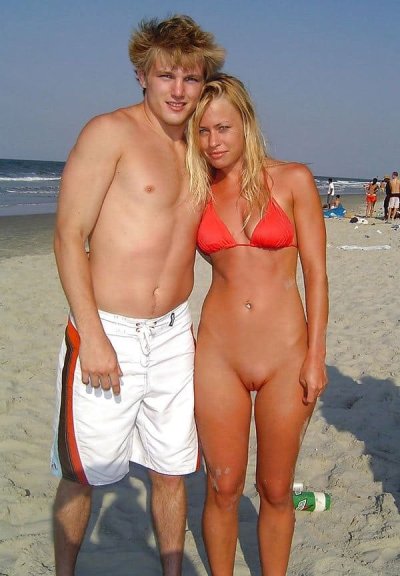 Горячие красотки без трусиков в сексуальных купальниках на пляже