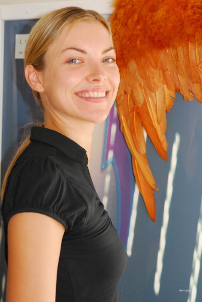 Веселая худенькая подружка разделась до гола!