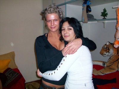 Сексуально демонстрирует свое обнаженное тело