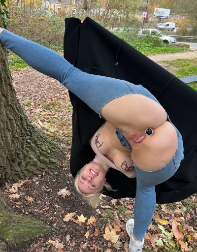 Горячая девочка с блестками в попе: нежное искушение для взрослых