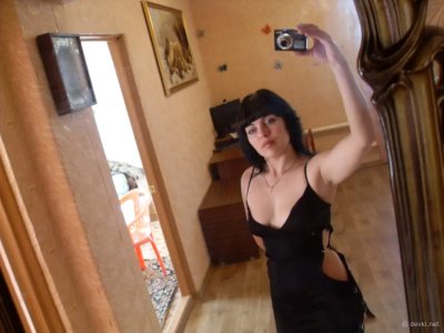 Супруга демонстрирует свои груди и интимную зону