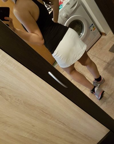 Сексуальная красотка раздевается перед камерой