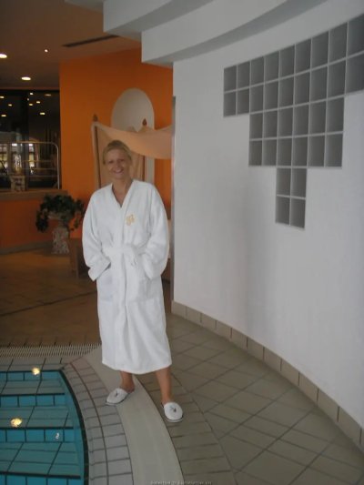 Опытная мамаша с отличным декольте