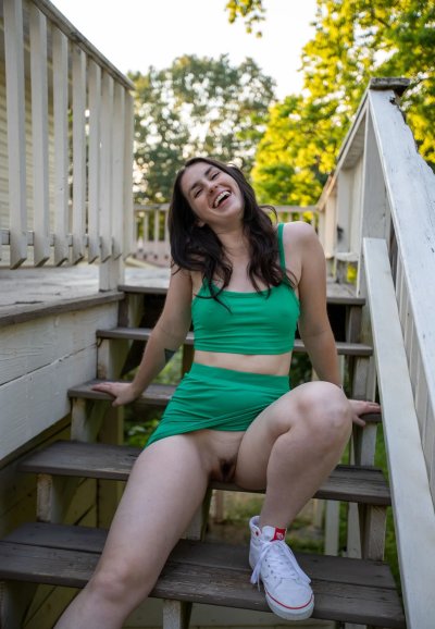 Милашка с пирсингом на груди демонстрирует свои голые прелести на домашних снимках