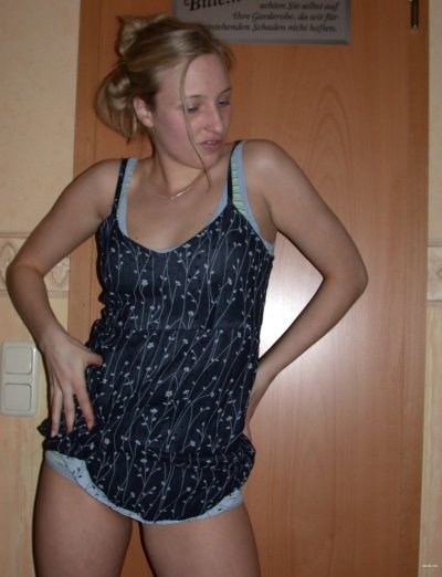 Молоденькая красотка демонстрирует свое обнаженное тело