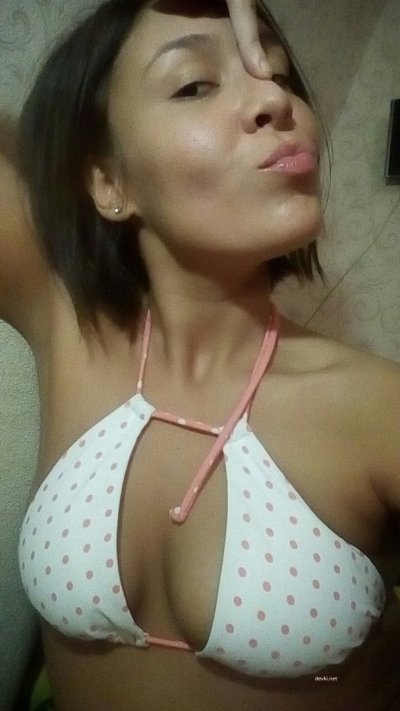 Красотка показывает грудь